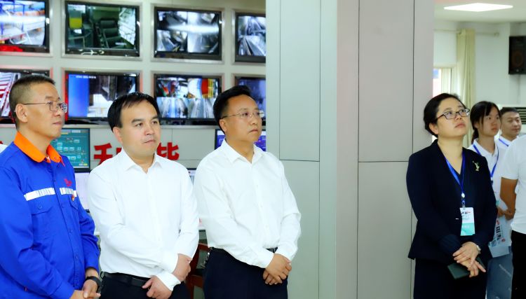 胡市長(zhǎng)參觀.jpg